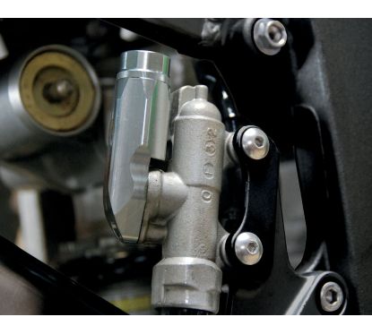 Réservoir de frein arrière intégré