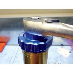 Outil pour bouchon de fourche KYB
