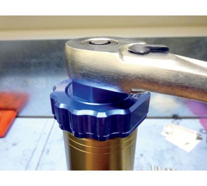 Outil pour bouchon de fourche KYB