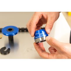 Outil de pose de roulements de direction